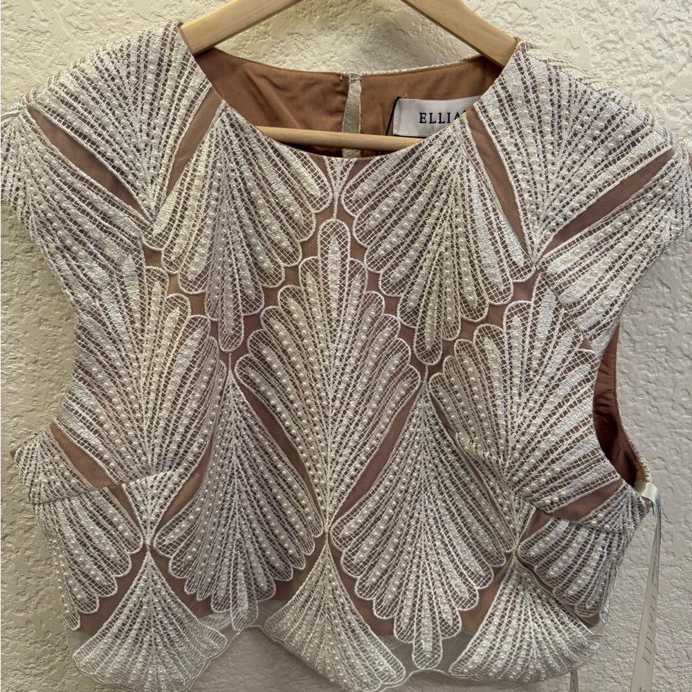 Bridal Scalloped Lace and pearls cropped top by Elliatt Size XL Rare& Gorgeous